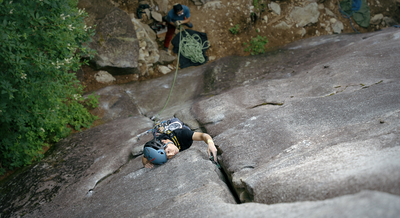 Blind climber Sho Aita climbing Jack and the Beanstalk crack climb in Japan